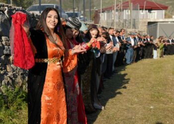 Şırnak’ta aşiretlerin ‘yasak’ kararına rağmen kadınlar halay başına geçti