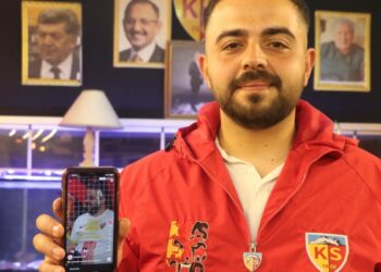 Kayserispor’un küme düşmesi sonrası deplasman tribününde ağlayan taraftar: Çok garip bir duyguydu