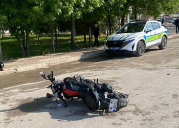 Otomobil ile motosiklet çarpıştı: 1'i ağır 5 yaralı