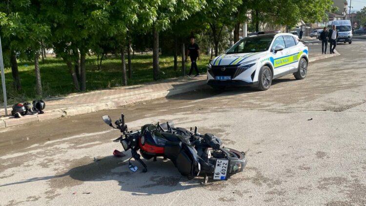 Otomobil ile motosiklet çarpıştı: 1'i ağır 5 yaralı