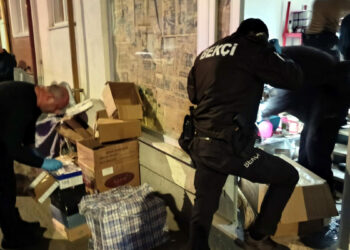 'Kadına şiddet' ihbarına giden polis, 3 milyon liralık kaçak ürün ele geçirdi; 2 gözaltı