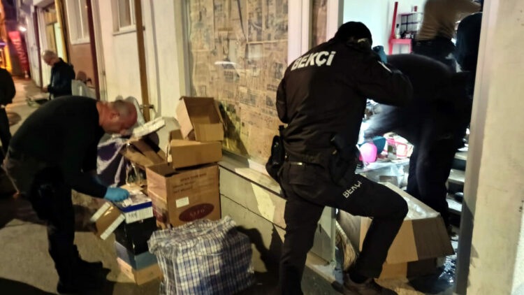 'Kadına şiddet' ihbarına giden polis, 3 milyon liralık kaçak ürün ele geçirdi; 2 gözaltı