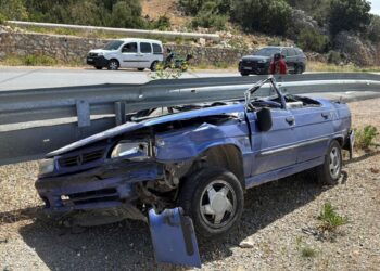 Bariyerlere çarpıp üst tavanı tamamen ezilen araçtan sağ çıktı