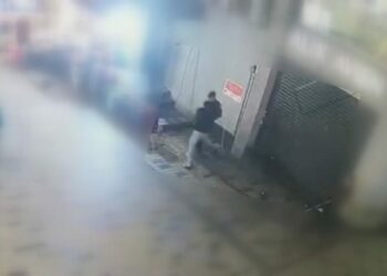 Beyoğlu’nda bankta uyuyan adamın cep telefonunu çalan yankesici suçüstü yakalandı