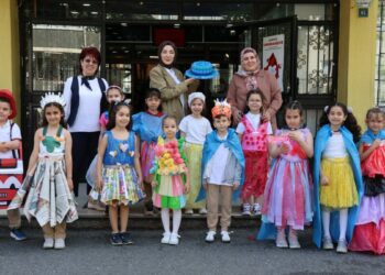 Çocuklardan atık malzemelerle renkli tasarımlar