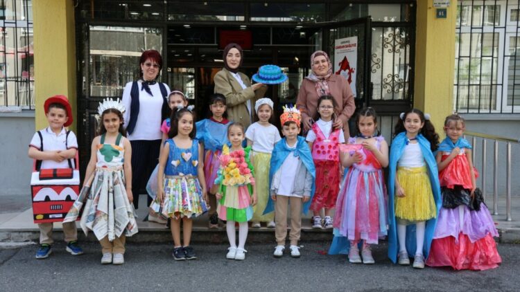 Çocuklardan atık malzemelerle renkli tasarımlar