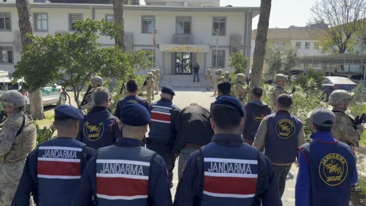 Annesini odunla başına vurup öldüren şüphelinin arkadaşı da tutuklandı