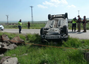Kilis'te otomobil refüje devrildi; 5 yaralı