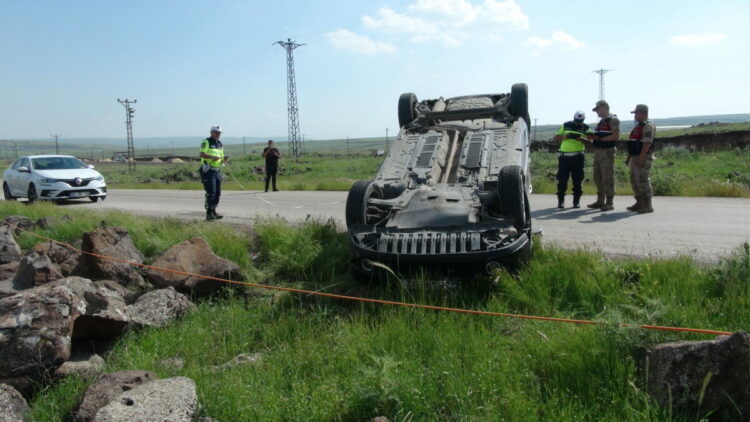 Kilis'te otomobil refüje devrildi; 5 yaralı