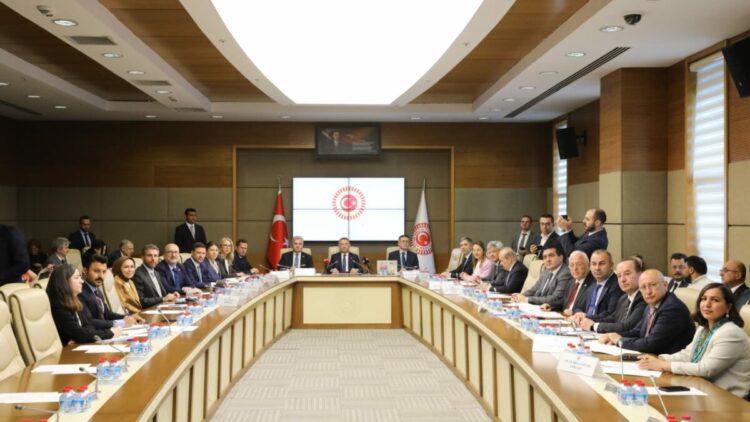 Komisyon Başkanı Oktay: Ülkemiz güvenli liman olmaya devam etmekte