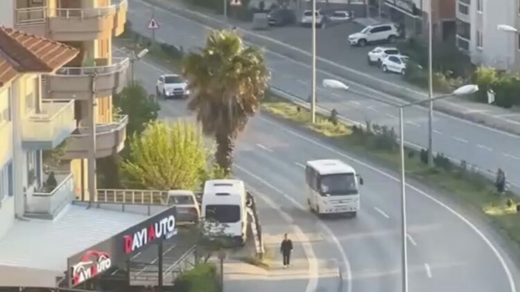 Trafikte geri geri giden minibüsün sürücüsüne 20 bin TL ceza