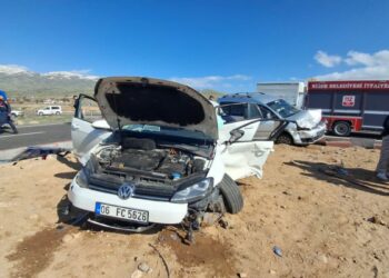 Hafif ticari araç ile otomobil çarpıştı: 7 yaralı