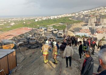Hatay'da şantiyede yangın; konteynerler ile 8 araç zarar gördü