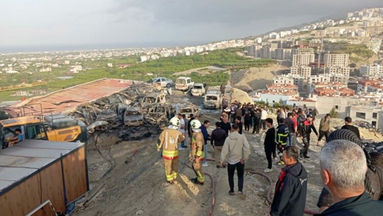 Hatay'da şantiyede yangın; konteynerler ile 8 araç zarar gördü