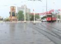Taksim’de yağmura yakalananlar çanta ve kartonla korunmaya çalıştı