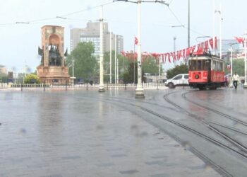 Taksim’de yağmura yakalananlar çanta ve kartonla korunmaya çalıştı