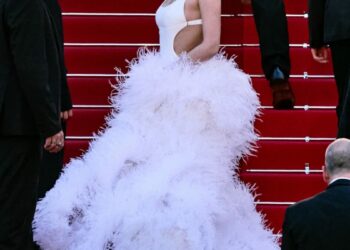 Demet Özdemir Trendyolmilla imzalı elbisesiyle Cannes kırmızı halısında