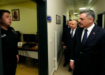Bakan Çiftçi, polis merkezi amirliğini ziyaret etti