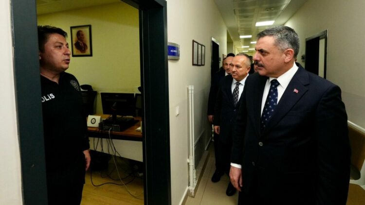 Bakan Çiftçi, polis merkezi amirliğini ziyaret etti