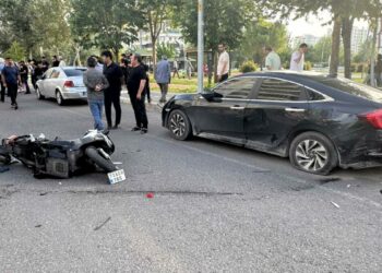 Park halindeki otomobile çarpıp ikiye bölünen motosikletin sürücüsü yaralandı