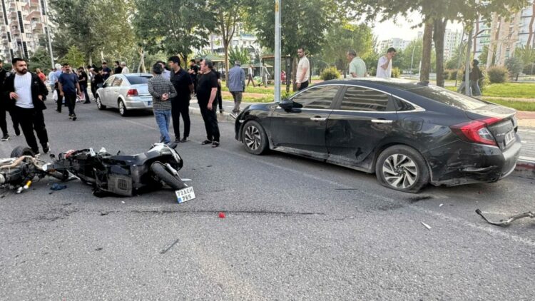 Park halindeki otomobile çarpıp ikiye bölünen motosikletin sürücüsü yaralandı