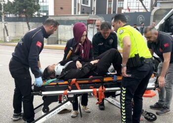 Yolun karşısına geçerken otomobilin çarptığı yaya yaralandı