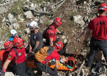 Yamaç paraşütü yaparken kayalıklara düşen kadın ağır yaralandı