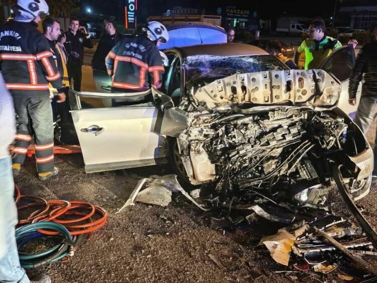 Otomobil kamyona çarptı: 1 ölü, 1 ağır yaralı