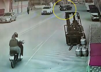 Otomobilin çarptığı kadın yaralandı; kaza kamerada