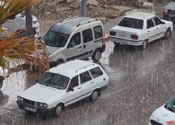 Manisa'da sağanak ve dolu yağışı etkili oldu