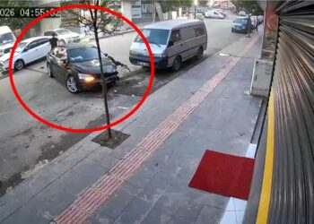 Otomobiliyle park halindeki 5 araca çarpıp kaçtı; o anlar kamerada