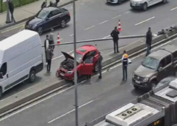Bakırköy'de otomobilin çarptığı aydınlatma direği, başka bir otomobilin üzerine devrildi