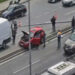 Bakırköy'de otomobilin çarptığı aydınlatma direği, başka bir otomobilin üzerine devrildi
