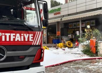 Maltepe'de marketin deposunda çıkan yangın söndürüldü