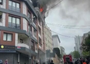 Küçükçekmece'de 4 katlı binanın çatı katında çıkan yangın söndürüldü