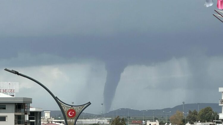 İzmir'de hortum oluştu