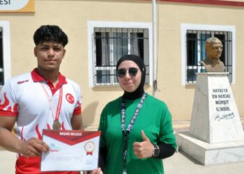 Türkiye şampiyonu, okulunda davul zurna ile karşılandı
