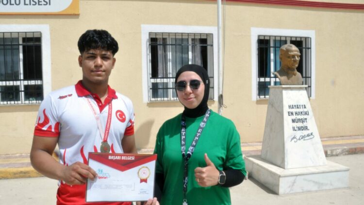 Türkiye şampiyonu, okulunda davul zurna ile karşılandı