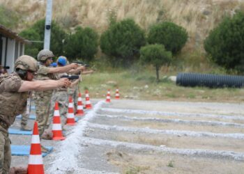 İzmir Foça'da 'Jandarma Piyade Tüfeği ve Tabanca Atış Yarışması' başladı