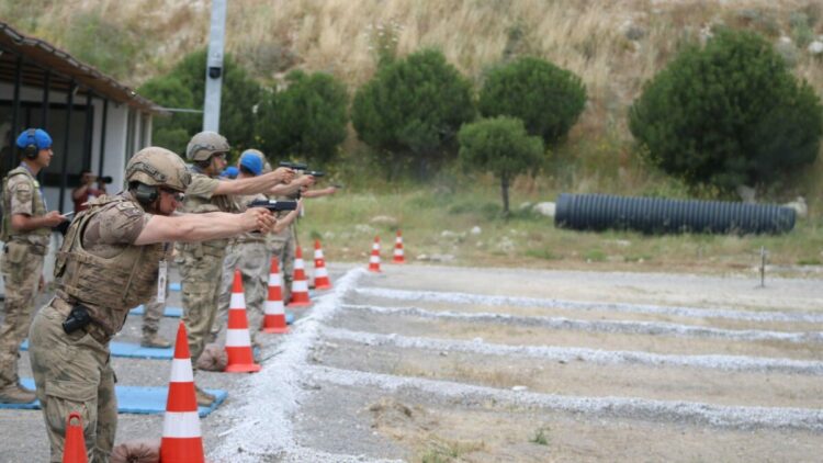 İzmir Foça'da 'Jandarma Piyade Tüfeği ve Tabanca Atış Yarışması' başladı