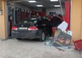 AFren yerine gaz pedalına bastı, ziyarete gittiği arkadaşının iş yerine otomobille girdi