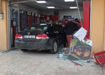 AFren yerine gaz pedalına bastı, ziyarete gittiği arkadaşının iş yerine otomobille girdi