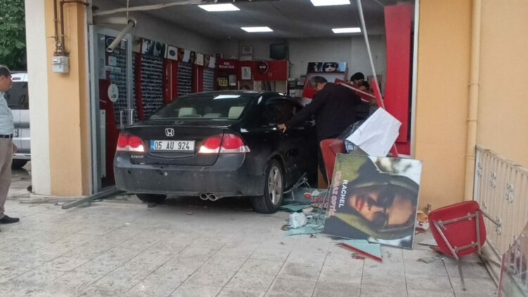AFren yerine gaz pedalına bastı, ziyarete gittiği arkadaşının iş yerine otomobille girdi