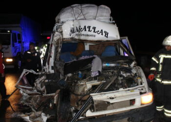 Tarım işçilerini taşıyan minibüs TIR’a arkadan çarptı: 12 yaralı