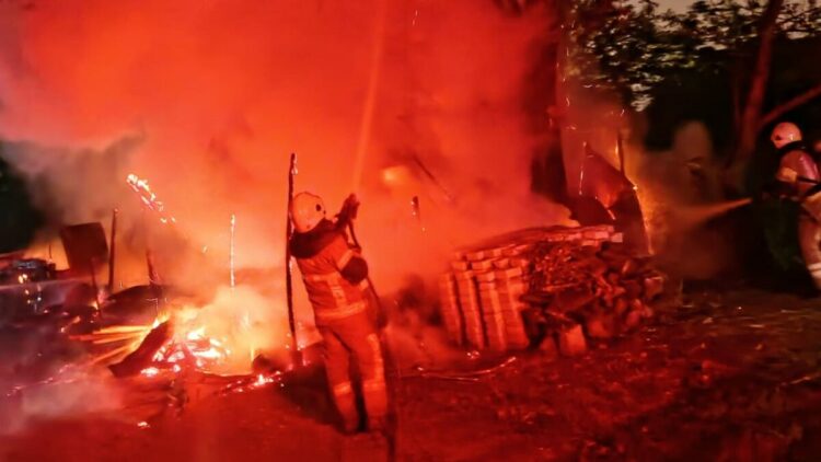Bursa'da barakada çıkan yangın söndürüldü