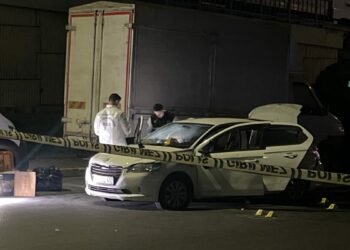 Küçükçekmece'de polisin 'dur' ihtarına uymadı, kaçarken kaza yaptı: 1 polis yaralandı, 2 gözaltı