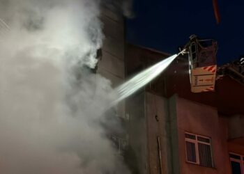 Şişli'de motosiklette çıkan yangın, iş yerini ve binanın dış cephesini sardı