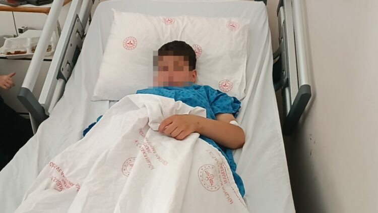 İlkokul öğrencisi, parkta tüfekle bacağından vuruldu