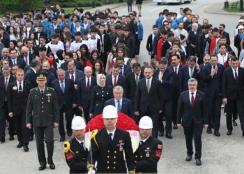 Bakan Bak, sporcu ve gençlerle Anıtkabir'i ziyaret etti