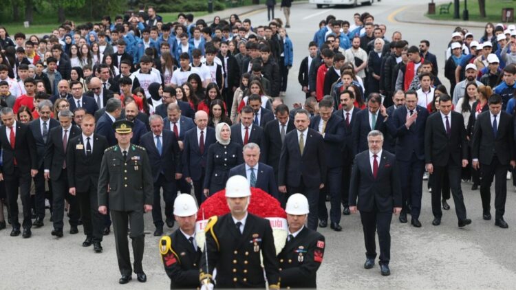 Bakan Bak, sporcu ve gençlerle Anıtkabir'i ziyaret etti